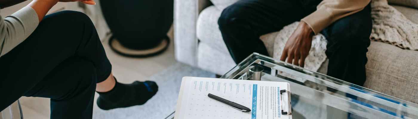 crop unrecognizable man talking to female psychologist